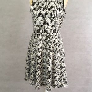 Vince Camuto Sleeveless Black /White Dress size S